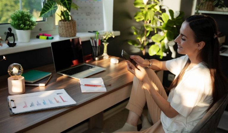 Spring Into Organization: Fresh Ways to Declutter Your Workspace